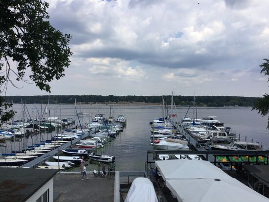 Gegenüber das berühmte Bad am Wannsee