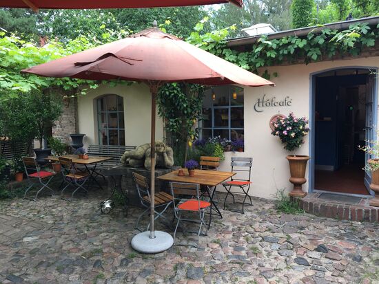 Ein schönes Plätzchen zum Pause machen und leckere Sachen geniessen, während drei Tropfen Regen fallen