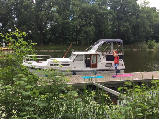 Yogapause beim Warten auf die Schleuse