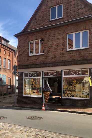 Softeisdiele in Dömitz in tatsächlich original DDR Muschelwaffel und mit Minieislöffelchen