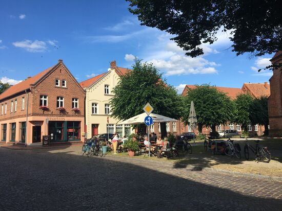 Huch: Menschen an der Ecke