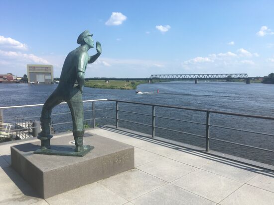 Der Lauenburger Rufer am Ufer der Elbe, das Wahrzeichen der Stadt, der die vorbeifahrenden Schiffe grüßt