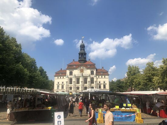 Das Rathaus wirde 1230 erbaut und die barocke Fassade entstand um 1710 herum