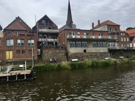 Unsere Frühstücksterasse vom Wasser aus