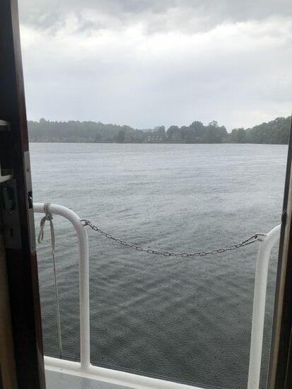 Kurzer Regenschauer nach dem Anlegen