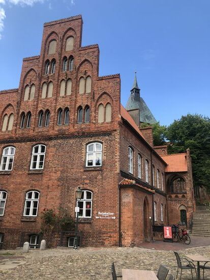 Das Rathaus! Besonderheit ist, dass innen kein Treppenhaus ist, jedes Stockwerk ist nur von aussen zu erreichen