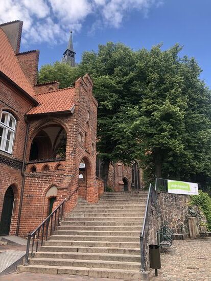 Gleichzeitig die Treppe zur Kirche, rechts der Eulenspiegelbrunnen