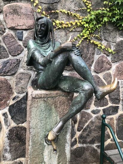 Till auf dem Eulenspiegelbrunnen. Es soll Glück bringen, gleichzeitig den Daumen und die Fussspitze anzufassen, deshalb sind die so blank. Auch in Corona-Zeiten wird darauf nicht verzichtet.