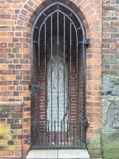 Grabstein , bzw, eher Gedenkstein von Till an der Nicolai-Kirche