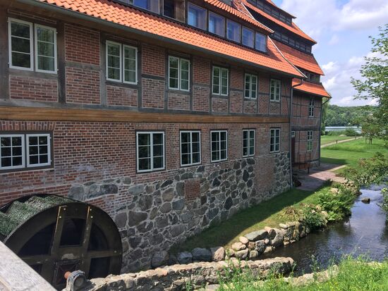 Echte Wassermühle am Südende des Küchensees