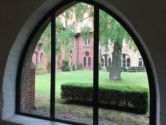 Blick aus dem Kreuzgang in den Innhof