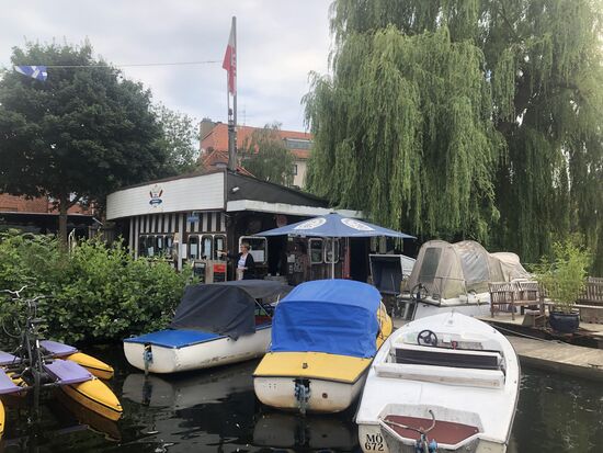 Bei der Bootsvermietung in Mölln kann man das gute Niendorfer Hofeis kaufen