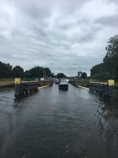 Blick zurück zur Schleuse (wir sind die ersten des Pulks)