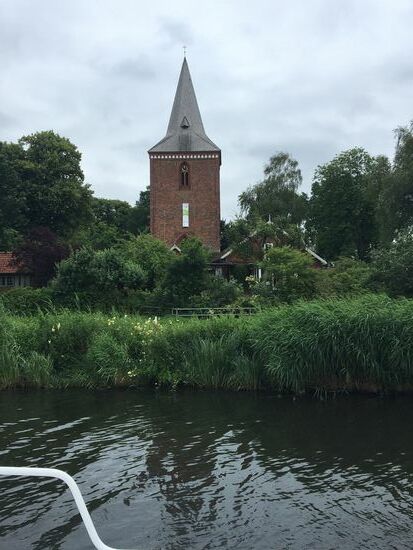 Turm der Backsteinkirche von Berkenthin