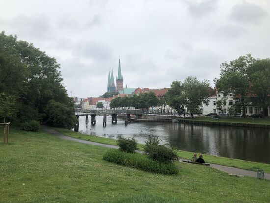 Blick von unserem Weg in die Stadt auf Lübeck