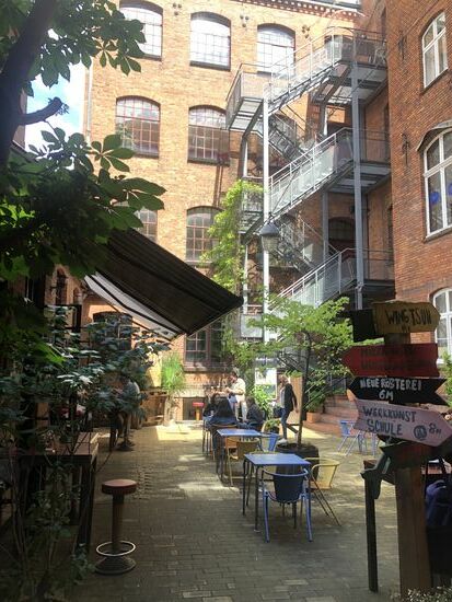 Kaffeeröster im Hof