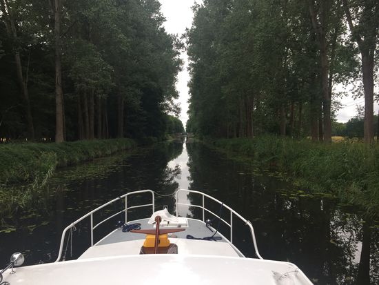 Die niedrigste aller Brücken voraus, vorsichtshalber auch den Mast umgelegt.