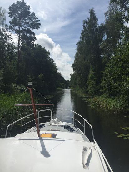 Sehr schmale Kanalstrecken, bei denen glücklicherweise gerade keiner entgegengekommen ist (wir hatten nur einen Vordermann)