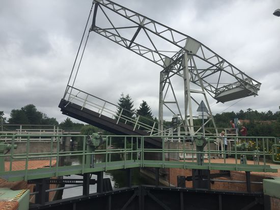 Schleuse mit Zugbrücke und fröhlicher Schleusenwärterin