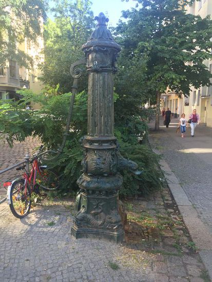 Beim Bummel durch Moabit diese alte Pumpe entdeckt, die tatsächlich noch wasser pumpt!