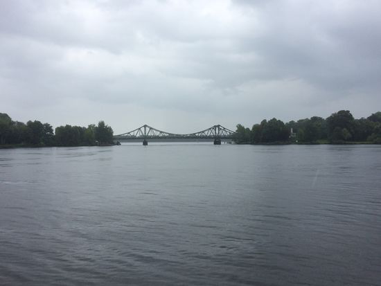 Hier vor der Glienicker Brückeehts rechts ab ...