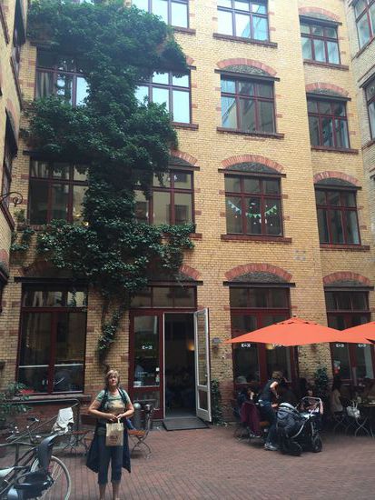 Hinterhof von Barcomi's zwei Häuser weiter