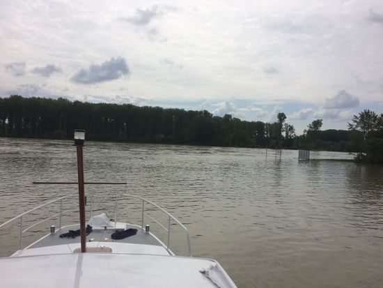 Blick durch die Ausfahrt auf den schnell fliessenden Rhein