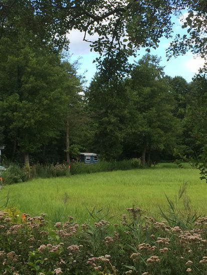 Wenn der Kanal sich windet sieht man schon mal ein Hausboot auf der Wiese