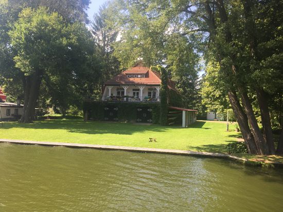 Schöne Häuser an der Spree