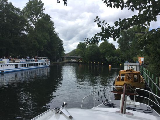 Warten an der Schleuse