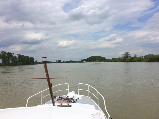 Schnelle Strömung, breiter Fluss, viele Frachter