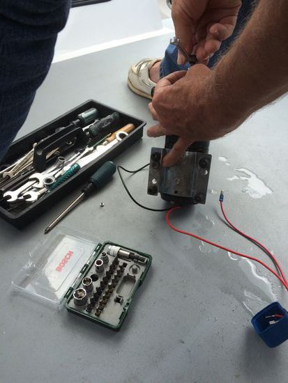 Demontage der Pumpe auf dem achterdeck