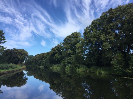 Strahlender Morgen mit tollen Wolken