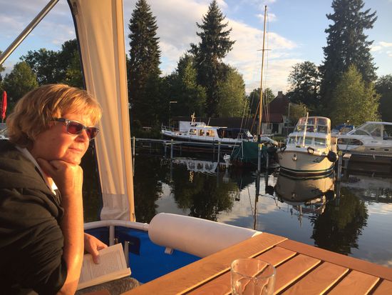 Gemütlicher Abend mit Sonne am Schiff