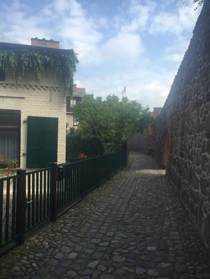 So kann man fast ums ganze Dorf laufen: an der Stadtmauer entlang