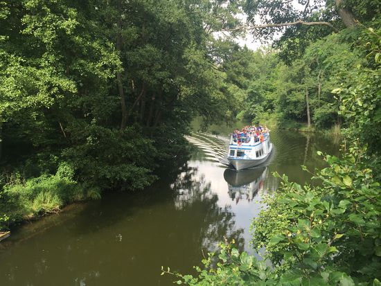 Auf einer Brücke mit Blick auf die Berufsschifffahrt