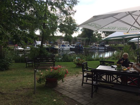 Essen neben dem Hafen