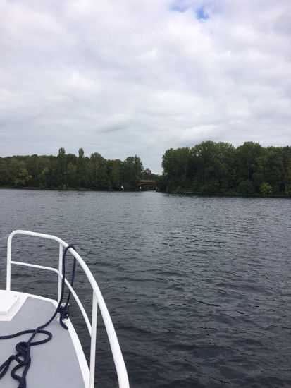 Hinter der Brücke ist der Hafen
