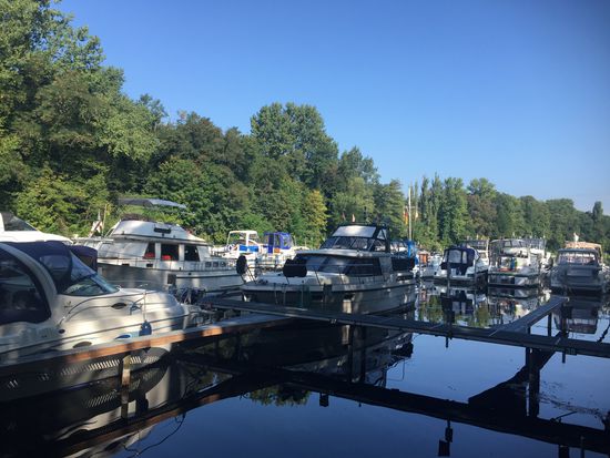 Morgens im Hafen (links von der Mitte Durchblick auf unser Boot)