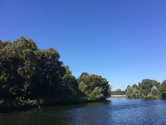 Einsamer Kanal bei Traumwetter