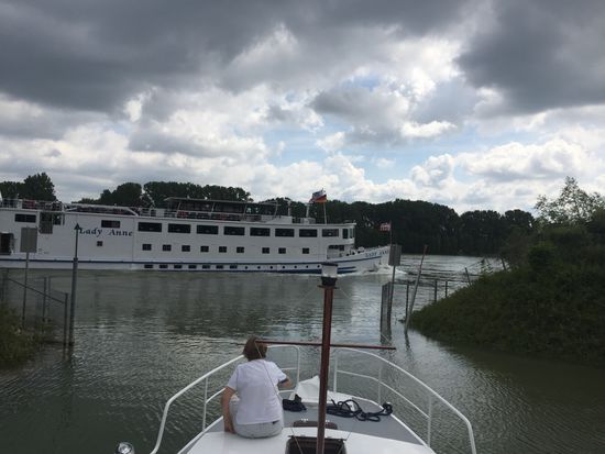 Nach Murphy kommt natürlich genau dann ein Schiff vorbei, wenn wir rausfahren wollen