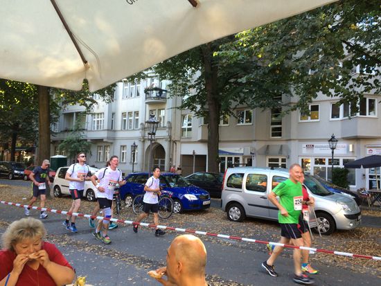Halbmarathonläufer vorbei am Frühstückstisch