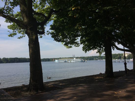 Blick vom Schatten auf den See