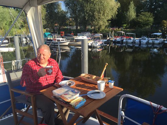 Frühstück in de Sonne am Oberdeck, toll!