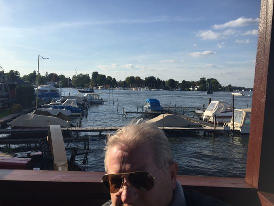 Blick vom schwimmenden Lokal auf unseren Liegeplatz