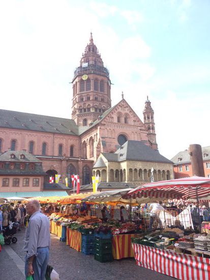 Einkaufen und frühstücken um den Mainzer Dom