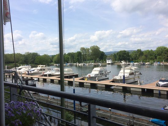 Blick vom Restaurant auf die Steganlage des MCM