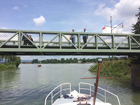 Ohne  Probleme unter der Brücke durch