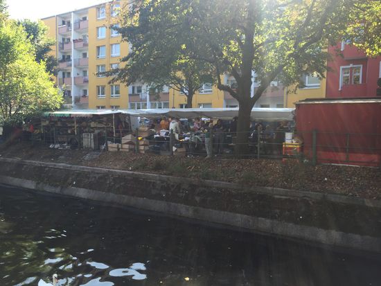 Markt entlang des Kanals, leider konnten wir nicht anlegen