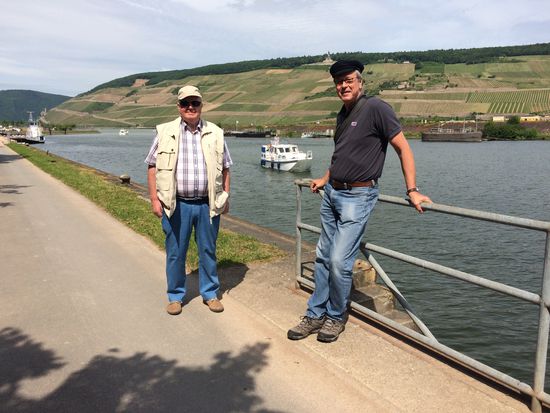 Allles drauf: die Gäste für die Etappe und unser Schiff im Hintergrund